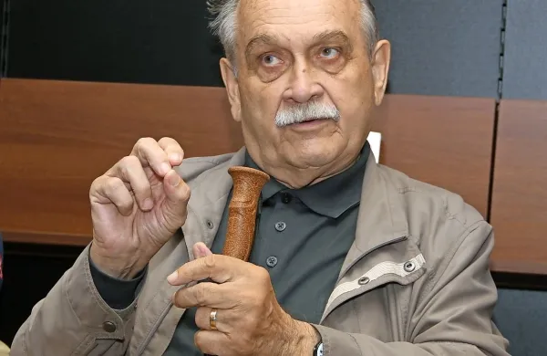 Pavčkove pesmi je izbral in s poglobljeno študijo pospremil Matjaž Kmecl  