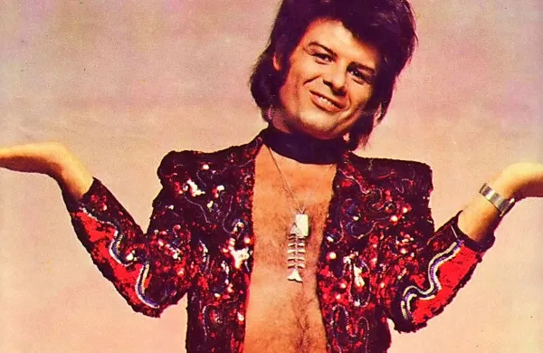 Nekdanji pop zvezdnik Gary Glitter je na danes  sodišču zanikal spolne napade na tri deklice v 70. in 80. letih prejšnjega stoletja