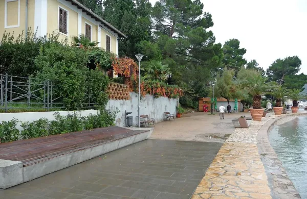 Če ne bi bilo urbane opreme, bi bila sprehajalna pot še bolj prazna  