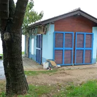 Ob zaklenjenih sanitarijah so  se začele kopičiti smeti