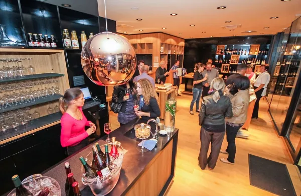 Vsak četrtek zvečer se  s pokušino vin predstavi eden od okoliških vinarjev