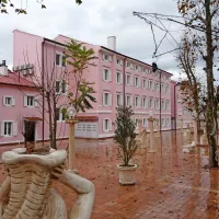 Lastnik obnovljene rezidence Kraški biser oziroma nekdanjega hotela Triglav v Sežani po  obnovi  preverja tržišče, zato je na italijanski spletni strani objavil  oglas, da v rezidenci prodaja garsonjere  