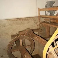 Ostanki mulja iz poplavnih vod kažejo, do kod so segle tokratne ekstremno visoke vode reke Reke v notranjosti mlina
