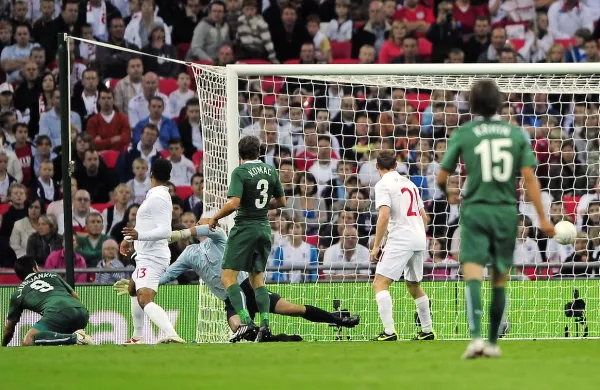 Zlatan Ljubijankić (levo) je pred petimi leti takole dosegel zadetek za Slovenijo na prijateljski tekmi proti Angliji prav na Wembleyju  
