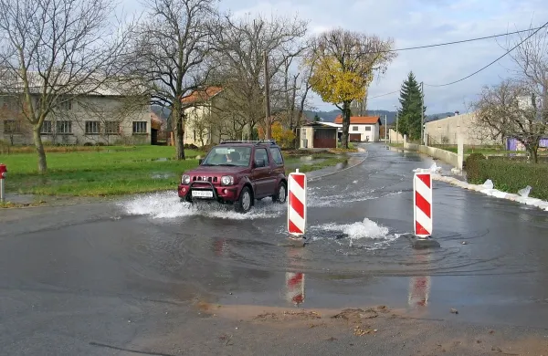 Glavna vaška ulica na Baču se je zopet spremenila v deroč potok
