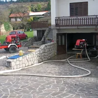 V Koritnicah so gasilci črpali vodo iz 13 hiš