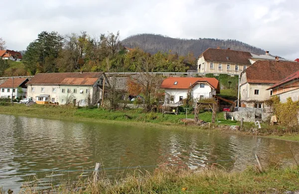 Najnižje ležečim hišam v Planini, ki so imele ob februarskih poplavah zalite kleti in pritličja, se glede na napovedi voda ne bo kritično približala;  narasla bo za približno  40 centimetrov, hiše pa bi dosegla, če bi narasla za dva do tri metre.