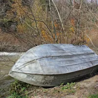 Čoln zakoncev Kanoni iz Malnov pri Planini, ki ob višjih voda na Planinskem polju do vasi lahko le plujeta, je tokrat še na suhem.  