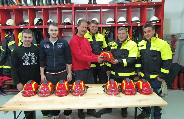 Mladina je zbrala denar za gasilske čelade