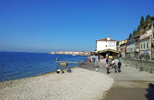 Del plaže ob vhodu v Piran je še vedno vknjiženo kot družbena lastnina v uporabi podjetja Pimar Piran, ki pa že več kot desetletje ne obstaja več