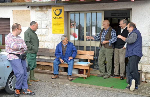 Po plačilu položnic in jutranji kavi se nikomur ni mudilo domov. Na vasi še vedo, kako pomembno je druženje ...  