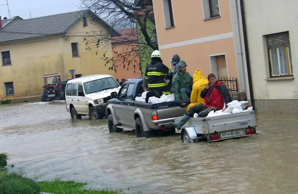 Po vasi Bač se lahko vozijo le z višjimi vozili, raznašalka Primorskih novic pa z avtomobilom ni mogla do naročnikov