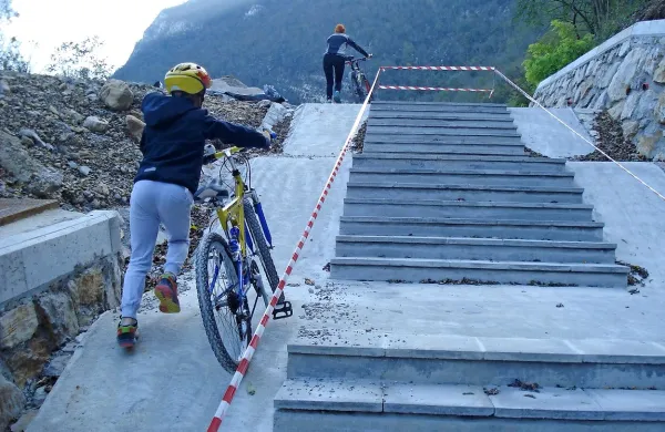 Kolesarji niso najbolj veseli stopnic s klančinami na bodoči kolesarski poti Solkan-Plave, ki je zaenkrat še gradbišče 