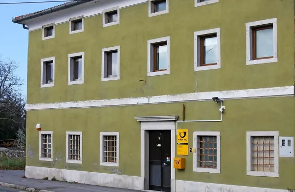 V Senožečah so nameravali pošto preoblikovati v pogodbeno že lani, a se je po protestu krajanov postopek ustavil. Domačini so se že veselili, da so jih upoštevali, toda na Pošti pravijo, da bo prav tu prva naslednja pogodbena pošta. 