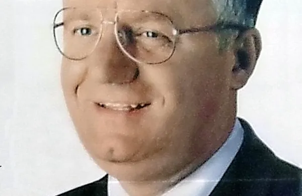Šešelj se je danes vrnil v Srbijo, potem ko ga je haaško Mednarodno sodišče za vojne zločine na območju nekdanje Jugoslavije po dobrih enajstih letih in pol v priporu zaradi slabega zdravja začasno izpustilo na prostost