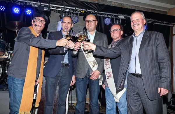 Z mladim vinom so v Kpru nazdravili (z leve) Boris Kobal, Boštjan Zidar, letošnja botra Sašo Dravinec in Jaka Jeraša, ter prvi mož Vinakopra Nevijo Pucer