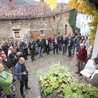 Martinova bratovščina je vinu nazdravila na kmetiji Sutor v  Podragi, potem ko je župnik mošt krstil v vino