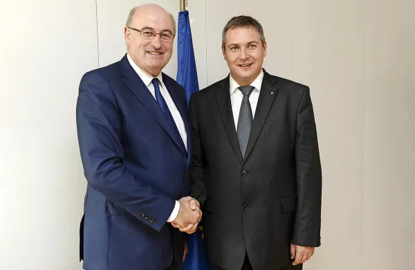 Minister Židan je komisarja Hogana povabil na obisk v Slovenijo