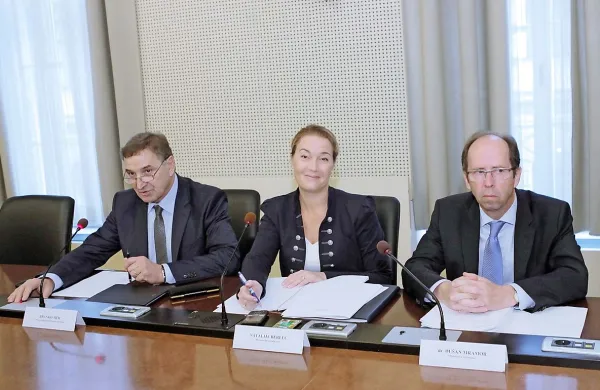 Predsednik Obrtno-podjetniške zbornice Slovenije  Branko Meh, sekretarka pri ESS Natalija Berlec in minister za finance Dušan Mramor (z leve)
