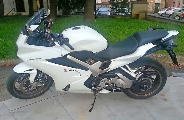 Honda VFR 800: športni vsestranski motor, primeren za vsakdanjo uporabo, bistveno manj pa za dolga potovanja