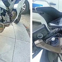 Nad zdrsom zadnje pnevmatike bdi serijski nadzor,  merilniki so osvetljeni s prijetno modro barvo