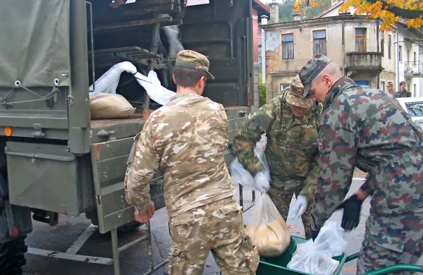 Prizadetim v poplavah pomaga tudi vojska
