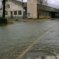 Podjetje SEC na Baču je tudi včeraj objemala voda