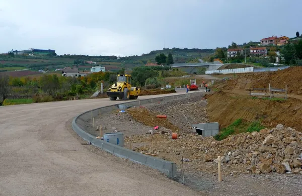 CPK v teh dneh gradi navezavo na bodoče izolsko krožišče ob trasi  hitre ceste Koper-Izola (krožišče gradi Grafist). Zaradi del je oviran promet na izolski obvoznici.   