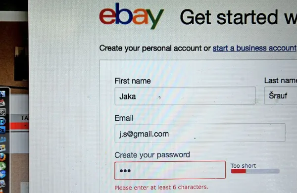 Dražitelj, ki je sprva na spletni dražbi na portalu Ebay poskušal prodati svoj avtomobil, a jo je nato prekinil, mora najvišjemu ponudniku plačati odškodnino