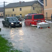 V najbolj ogroženi del Bača so včeraj dopoldne vozili protipoplavne vreče