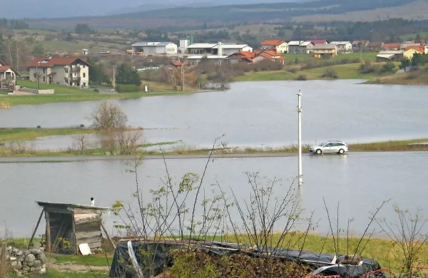 Ponoči padavin skorajda ni bilo, zato so se razmere na poplavljenih območjih nekoliko umirile