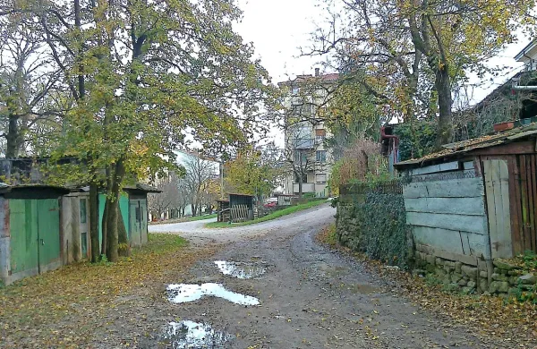 Barake ob železniški progi, kjer bodo naredili podhod, imenovan po nosilcu sosednje ulice  Gregorja Žiberne, bodo, če jih ne bodo odstranili ali spremenili njihove podobe, zelo kazile  območje, ki bo povezovalno med severnim in južnim delom Divače 
