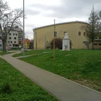 Lastniki psov iz sosednjih blokov svoje živali pripeljejo na potrebo in sprehod kar na zelenice ob šoli in vrtcu, kar bodo z novim občinskim odlokom lahko preprečili oziroma kaznovali 