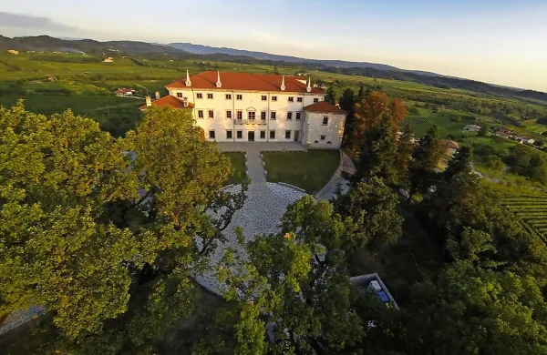 Dobrega pol leta pred predvidenim odprtjem vile v Vipolžah so že znani posamezni dogodki, ki jim bo palača prizorišče 