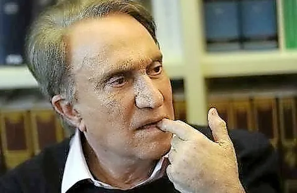 Televizijski voditelj Emilio Fede, ki je delal tudi za Berlusconijeve televizijske kanale, je bil obsojen na štiri leta in deset mesecev zaporne kazni