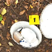 Policisti so s pomočjo službenih psov  vzdrževanem vinogradu na dveh različnih lokacijah med trsi našli različne vodotesne posode, polne amfetamina