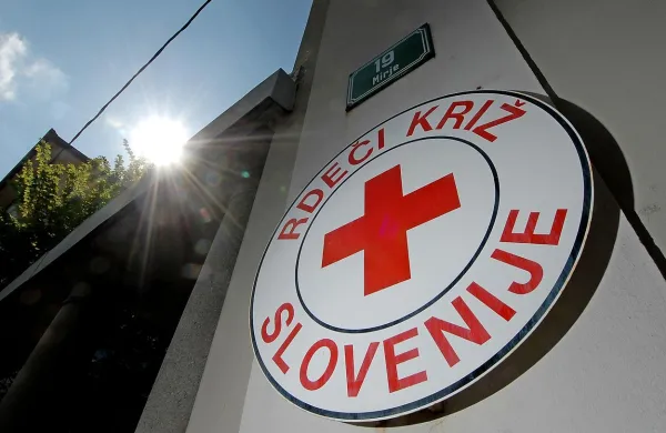 Rdeči križ Slovenije šesto leto zapored organizira vseslovensko humanitarno akcijo Lepo je deliti, namenjeno zbiranju prostovoljnih  prispevkov za dodatne prehranske pakete, za pomoč družinam in posameznikom v stiski