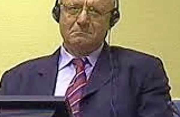Haaški obtoženec in predsednik Srbske radikalne stranke (SRS) Vojislav Šešelj je danes v Beogradu izjavil, da se prostovoljno ne bo vrnil v Haag