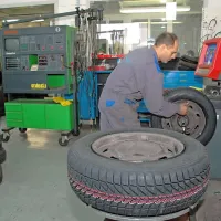 V teh dneh imajo vulkanizerji polne roke dela, čeprav še ne diši po snegu ... 