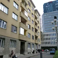 Na Valvasorjevi 10 pri Cankarjevem domu je stanoval Edvard Kocbek, ki mu niso namenili podržavljene  vile kakor  drugim revolucionarjem, nekaj časa pa tudi Ciril Kosmač. Književnika  sta se spoznala prav tam.