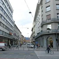 Na vogalu Slovenske in Cankarjeve,  pri Nami,  kjer je danes tekstilna trgovina, je nekoč domovala kavarna Emona. Zlata leta je doživela med svetovnima vojnama, ko so vanjo radi zahajali mnogi književniki od Srečka Kosovela do Cirila Kosmača. 