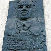 Alojz Gradnik je od leta 1941 pa vse do smrti leta 1967 živel v Dukičevem bloku na Gledališki ulici 16. Danes je to Župančičeva 14, kjer s  pročelja v mimoidoče strmi pesnikovo obličje. 