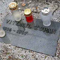 Samo nekaj korakov od grobnice književnikov moderne Ketteja, Murna, Cankarja in Župančiča na ljubljanskih Žalah leži komaj opazni grob velikega pisatelja Vitomila Zupana