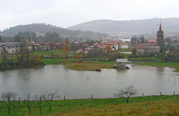 Podzemne vode, ki poplavljajo vasi na Bistriškem, v resnici predstavljajo nivo kraške vode, ki se je dvignil zaradi obilnih padavin