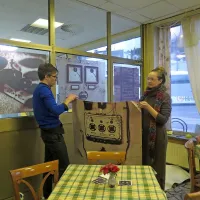  Jani Petrnelj in Sanja Rejc pri postavljanju razstave Špic'n šiht na avtobusni postaji
