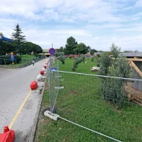 Da so se začela pripravljanja dela za nov urgentni center, najavljajo ograja in kontejner, umeščena zdaj še daleč od bolnišnične stavbe 