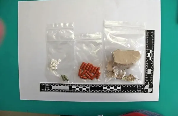Policisti so osumljencem zasegli 1504 tablet ecstasy, 88 gramov  heroina, 27 gramov  kokaina, 225 gramov konoplje,  avtomatski pištoli, večje število nabojev za pištole, vojaški bajonet, bokser ter več mobilnih telefonov, računalnikov in denarja 