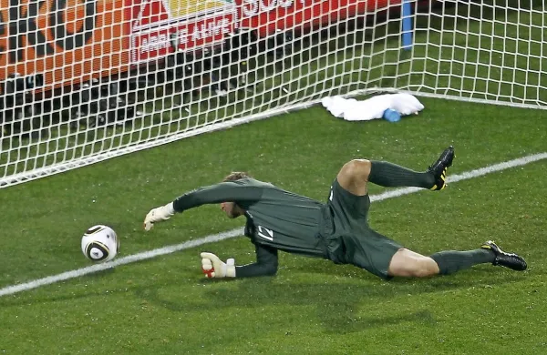  Vratarji angleške reprezentance (na fotografiji Robert Green) so si že večkrat privoščili usodne spodrsljaje