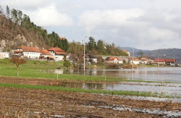 Voda na Planinskem polju bi morala narasti vsaj še za dva metra, da bi ogrozila najniže ležeče objekte