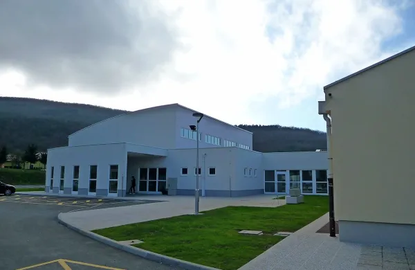 Senožečani so vendarle dočakali večnamensko dvorano, ki jo bodo poleg šolarjev uporabljala še razna društva
